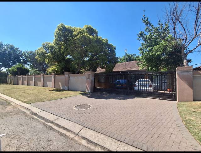 17 BEDROOM HOUSE FOR SALE IN VANDERBIJLPARK SE 7